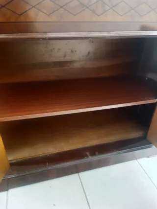 Cómoda de madera con cajones y puertas