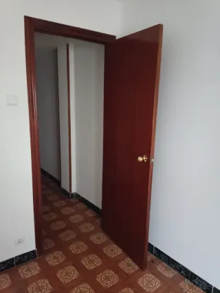 Puerta de madera oscura