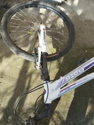 Bicicleta blanca con detalles morados