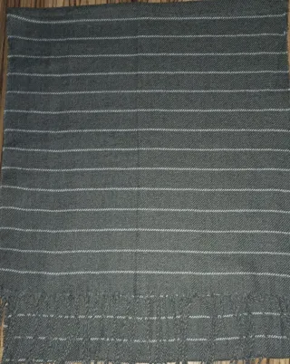 Bufanda gris con rayas finas