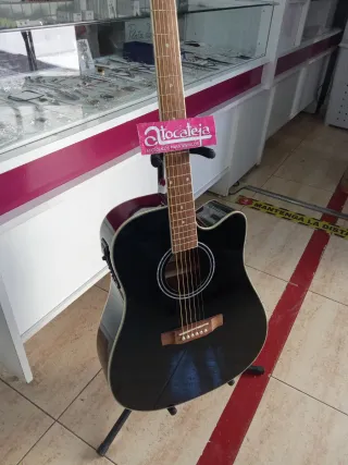 Guitarra Electroacústica Negra....