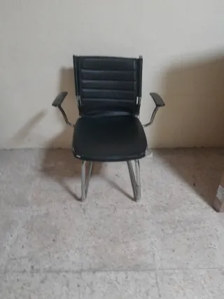 Silla de oficina negra con brazos