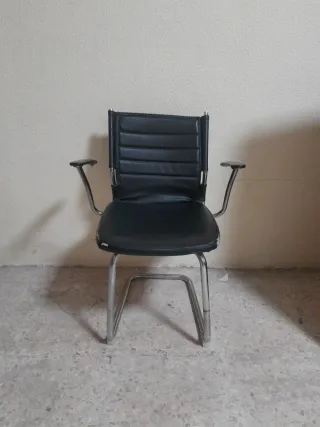 Silla de oficina negra con brazos