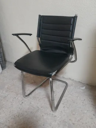 Silla de oficina negra con brazos