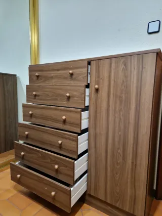 Armario de madera marrón