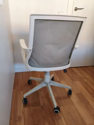 Silla de oficina gris y blanca