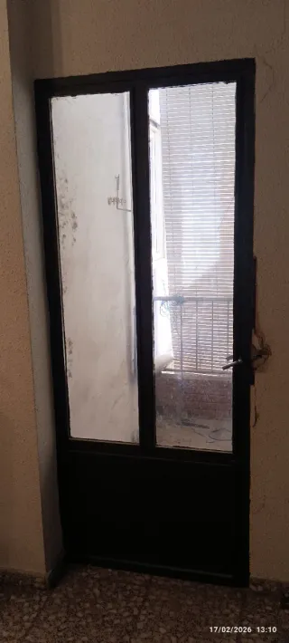 Marco y Puerta de hierro con cristaleras