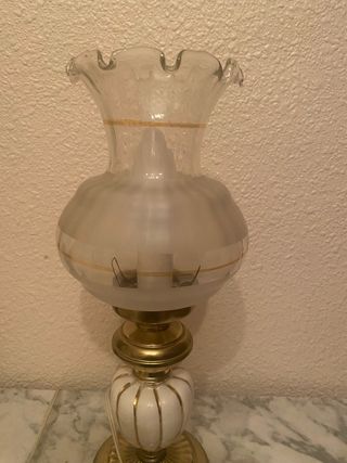 Lamparita de mesa dorada y blanca