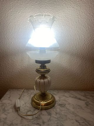Lamparita de mesa dorada y blanca