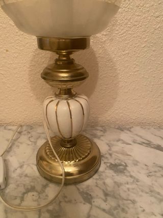 Lamparita de mesa dorada y blanca