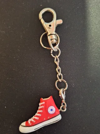 Llavero zapato Converse rojo