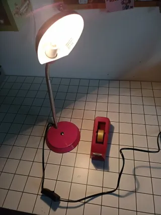 Flexo de escritorio rosa.