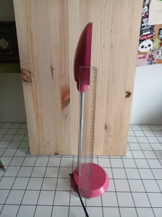 Flexo de escritorio rosa.