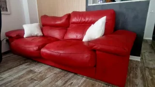 Sofá de piel rojo