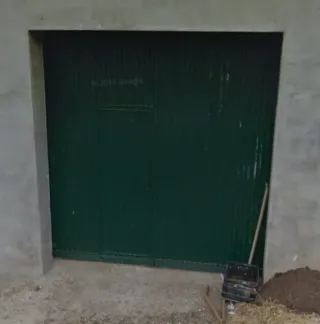 Puerta de garaje verde