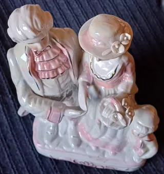 Figuras porcelana época pareja y niño