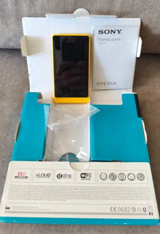 Sony Xperia Go Giallo