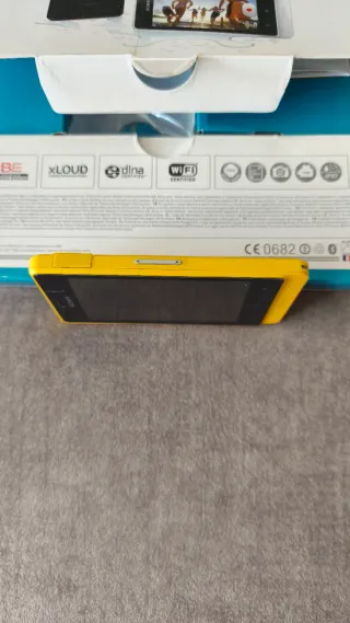 Sony Xperia Go Giallo