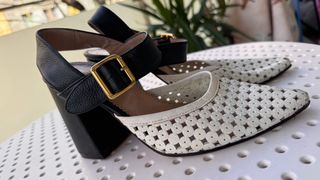 Sandalias de tacón negras y blancas