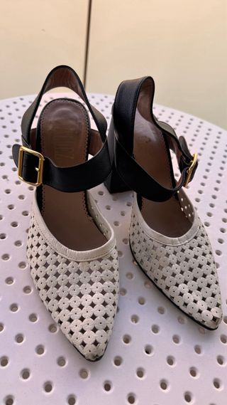 Sandalias de tacón negras y blancas