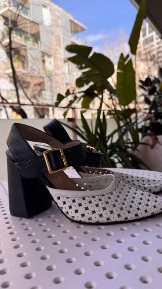 Sandalias de tacón negras y blancas