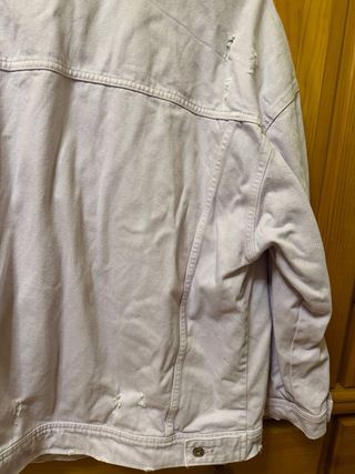 Chaqueta vaquera lila de Zara.