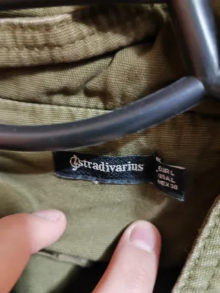 Chaqueta verde y negra con mangas de cuero