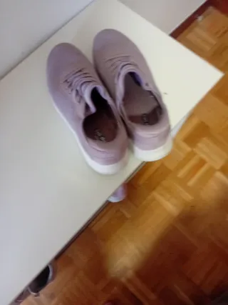 Zapatillas deportivas rosas y blancas