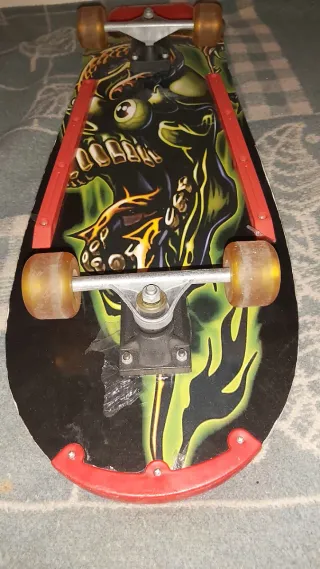 Monopatín con diseño de calavera y dragón