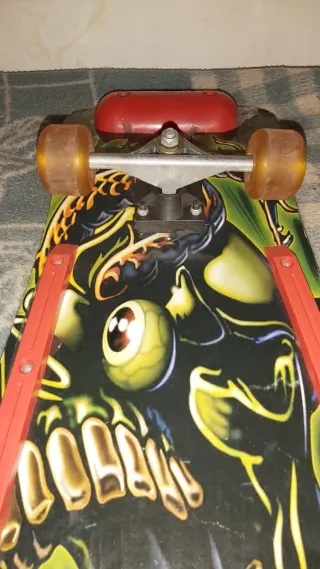 Monopatín con diseño de calavera y dragón