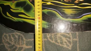 Monopatín con diseño de calavera y dragón