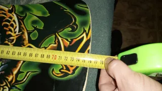 Monopatín con diseño de calavera y dragón