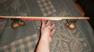 Monopatín con diseño de calavera y dragón