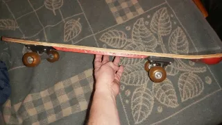 Monopatín con diseño de calavera y dragón