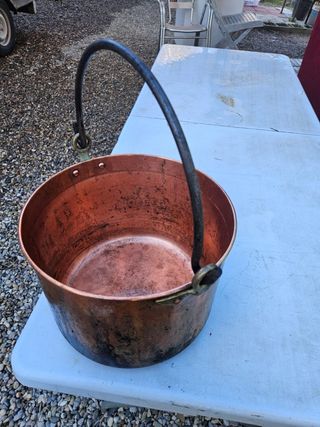 Olla de cobre antigua con asa