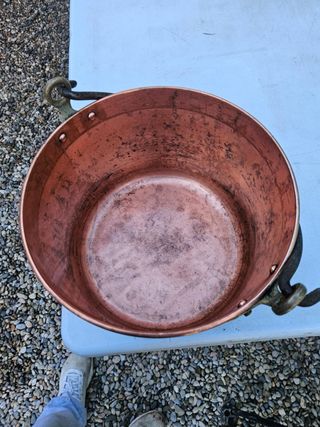 Olla de cobre antigua con asa