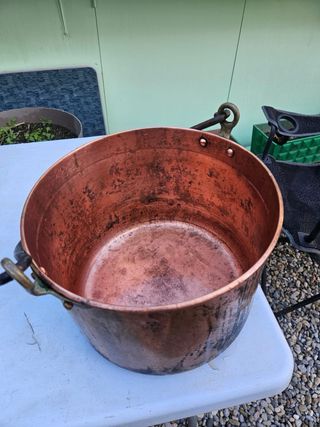 Olla de cobre antigua con asa