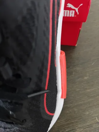 Zapatillas Puma Negras y Rojas Talla 40.5/44