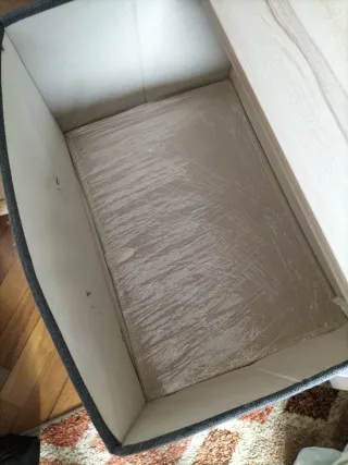 Cajonera de tela gris y madera