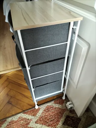 Cajonera de tela gris y madera