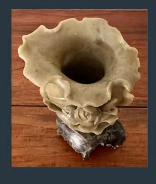 Vaso di pietra intagliato con fiore