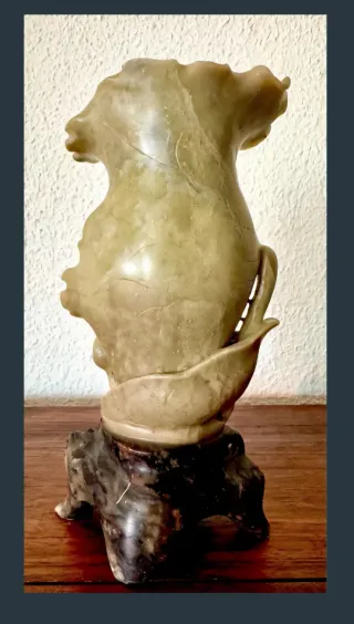 Vaso di pietra intagliato con fiore