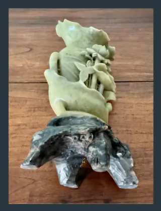 Vaso di pietra intagliato con fiore