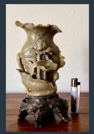 Vaso di pietra intagliato con fiore