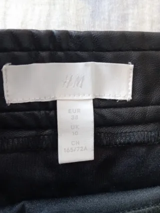 Falda efecto piel con volante