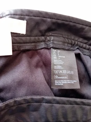 Falda efecto piel con volante