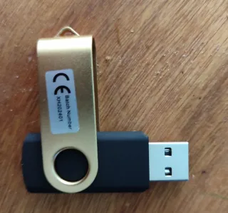 Pendrive 16GB Dorado y Negro