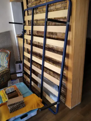 Somier de madera y metal azul