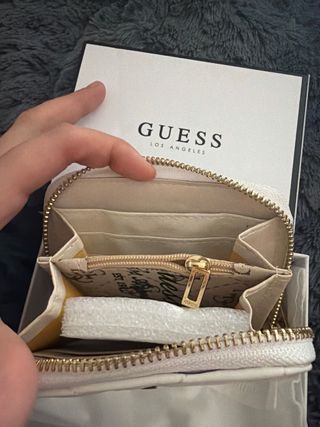 Monedero Guess acolchado blanco y dorado