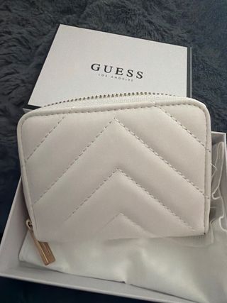 Monedero Guess acolchado blanco y dorado
